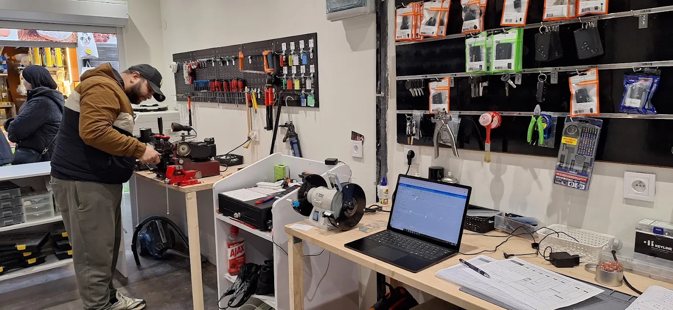 L'atelier : machines de taille et de programmation de clés